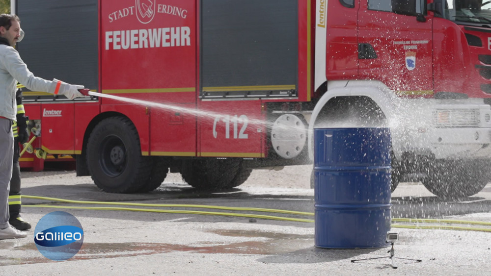 Experiment: Kochend heiße Tonne trifft auf kaltes Wasser