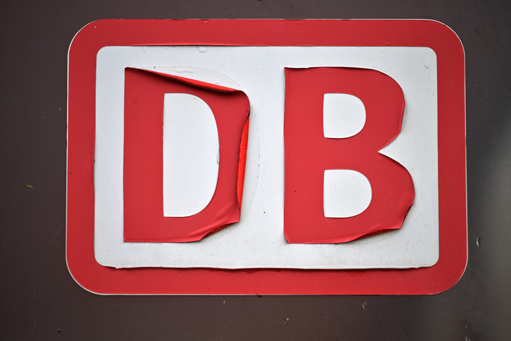Jahresbilanz der Deutschen Bahn: Rote Zahlen und Pünktlichkeitsproblem