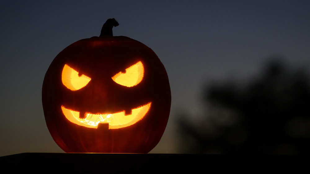 Halloween Kinder fordern Süßes oder Saures
