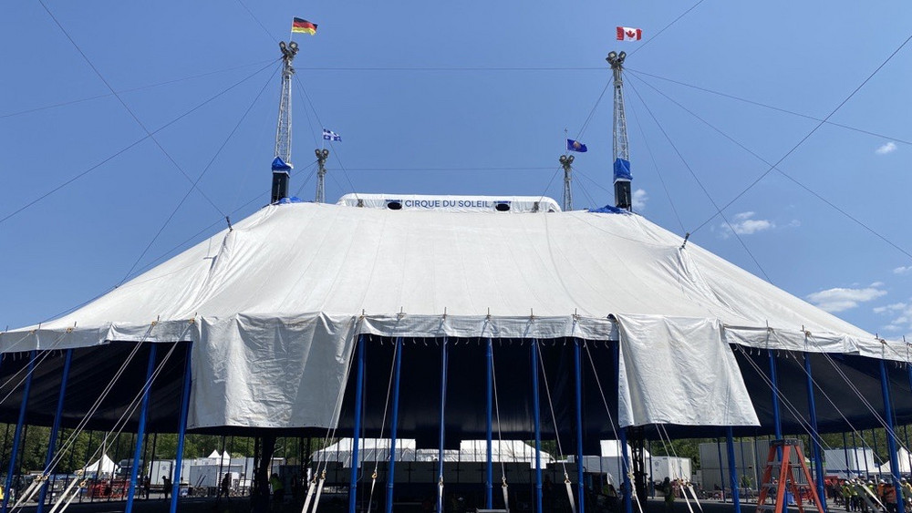 Riesiger ZeltAufbau Cirque du Soleil in Frankfurt