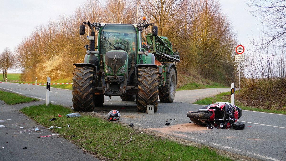 Unfall Mit Traktor In Immenhausen Motorradfahrerin Schwerverletzt unfall-mit-traktor-in-immenhausen-motorradfahrerin-schwerverletzt