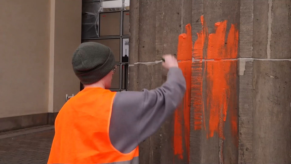 Schon wieder: Klimaaktivisten beschmieren Brandenburger Tor mit Farbe