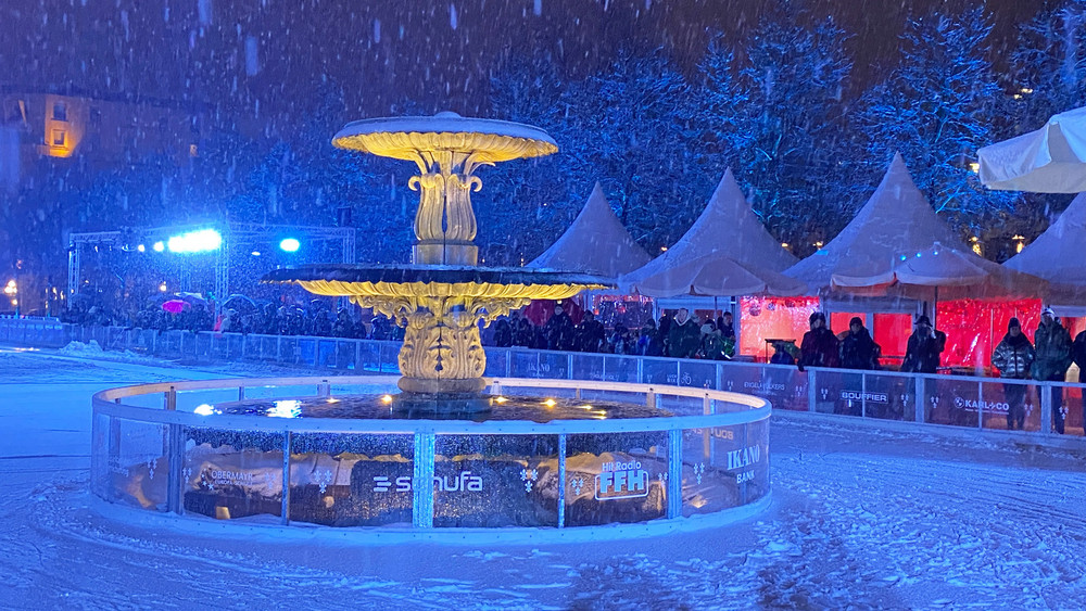 Wiesbaden on Ice größte mobile Eisbahn Deutschlands vor dem Kurhaus