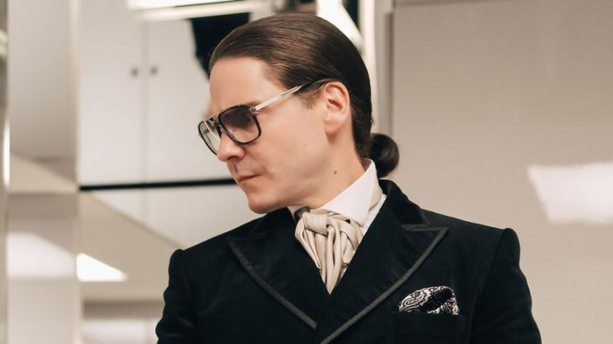 Daniel Brühl verwandelt sich in deutsche Modeikone: Trailer zu "Becoming Karl Lagerfeld"