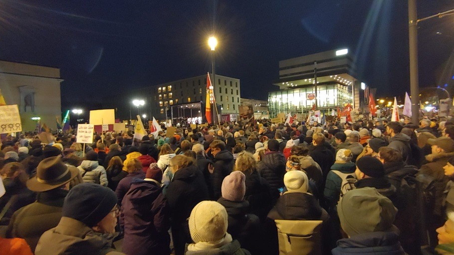 Darmstadt Erlebt Hitzige Szenen Gegendemo Stoppt Schweigemarsch Zur Brandnacht - l0hqjlg