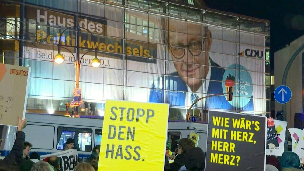 Merz und die AfD Protest vor CDUZentrale in Berlin