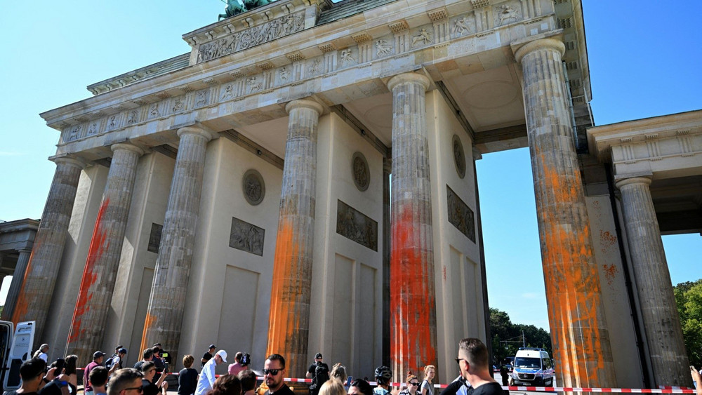 Letzte Generation besprüht Brandenburger Tor mit Farbe