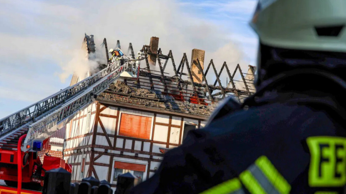 Dachstuhlbrand im Werra-Meißner-Kreis: Großeinsatz für die Feuerwehr