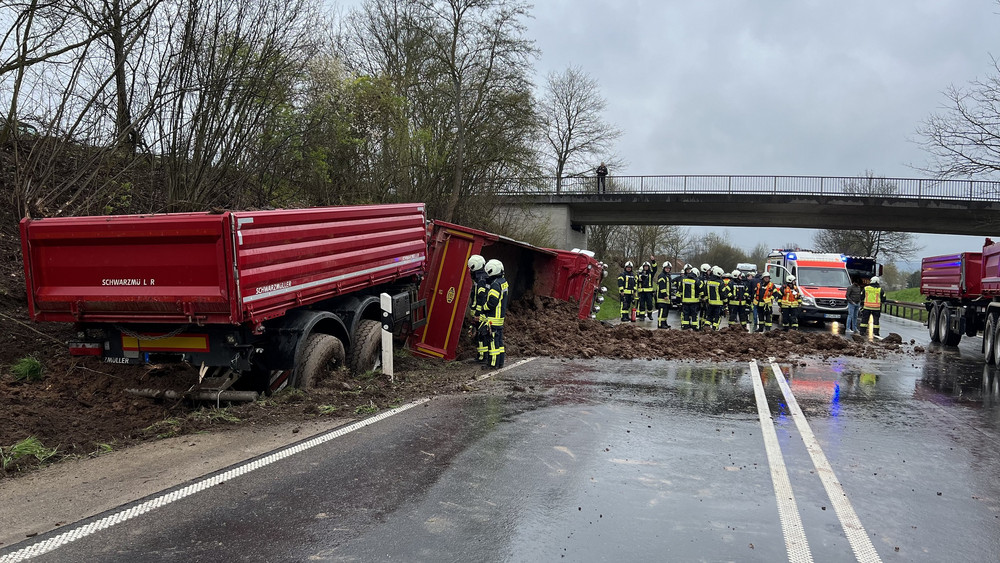 LKWUnfall auf B27 bei Bebra Laster kippt um Fahrer verletzt
