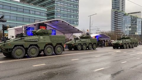 Deutsche Soldaten und Panzer bei Militärparade in Litauen