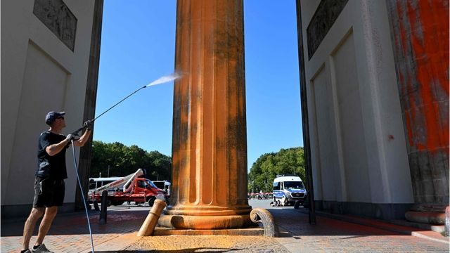 Klimaaktivisten nach Farbanschlag auf Brandenburger Tor verurteilt