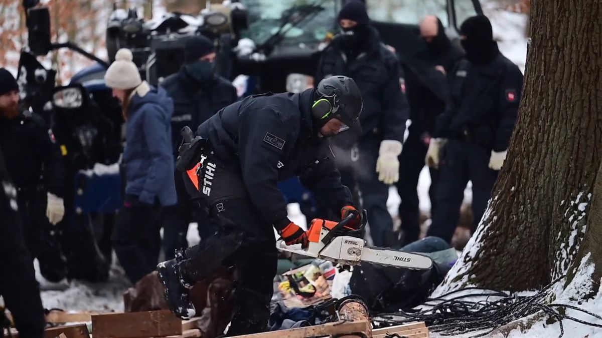 Protest gegen A39 - Polizei will Waldplattformen entfernen